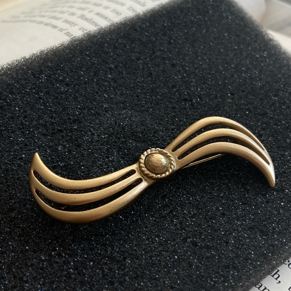 Vintage Signed DESIGNER Monet Brooch Stylized Bow Cabochon Rope Matte Gold - Picture 2 of 4